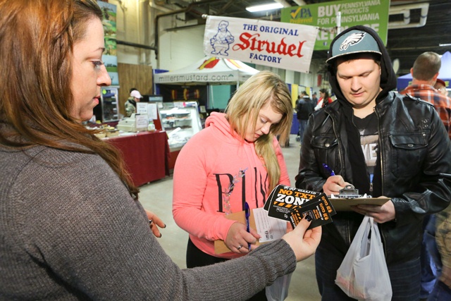 Penn State Hershey and CBS-21 staff members are asking visitors to the 2014 Pennsylvania Farm Show to sign pledges to not text and drive, as part of their joint NoTXTZone campaign.