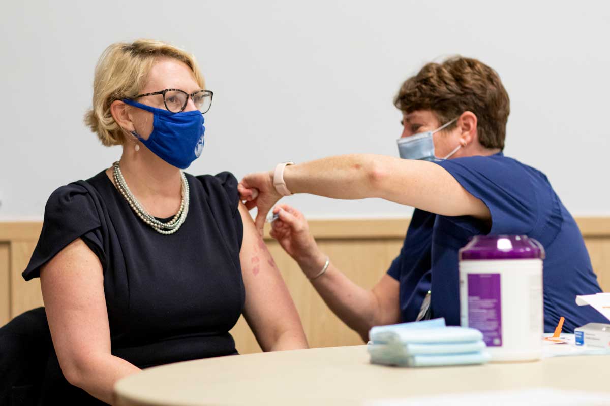 Una enfermera administra una vacuna contra la gripe a la Secretaria Ejecutiva Adjunta de Salud de Pensilvania, Sarah Boateng.