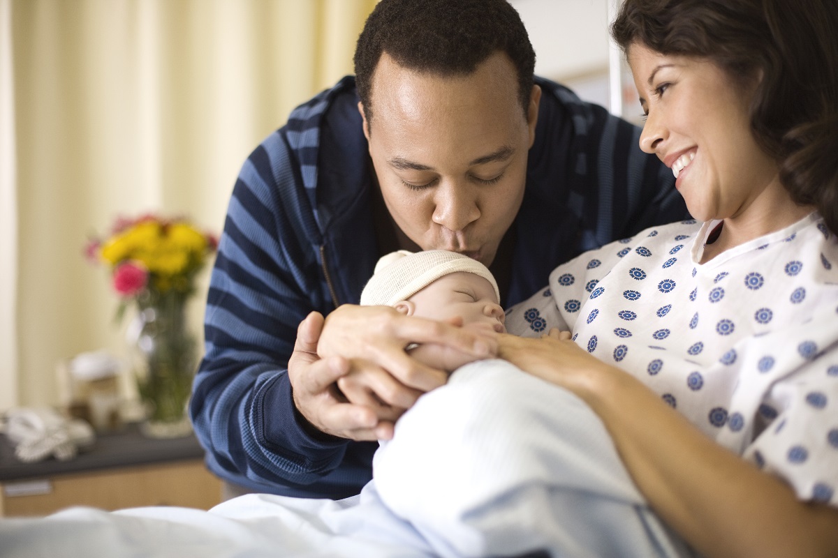 10 Things a Dad Can Do to Help a Postpartum Mom