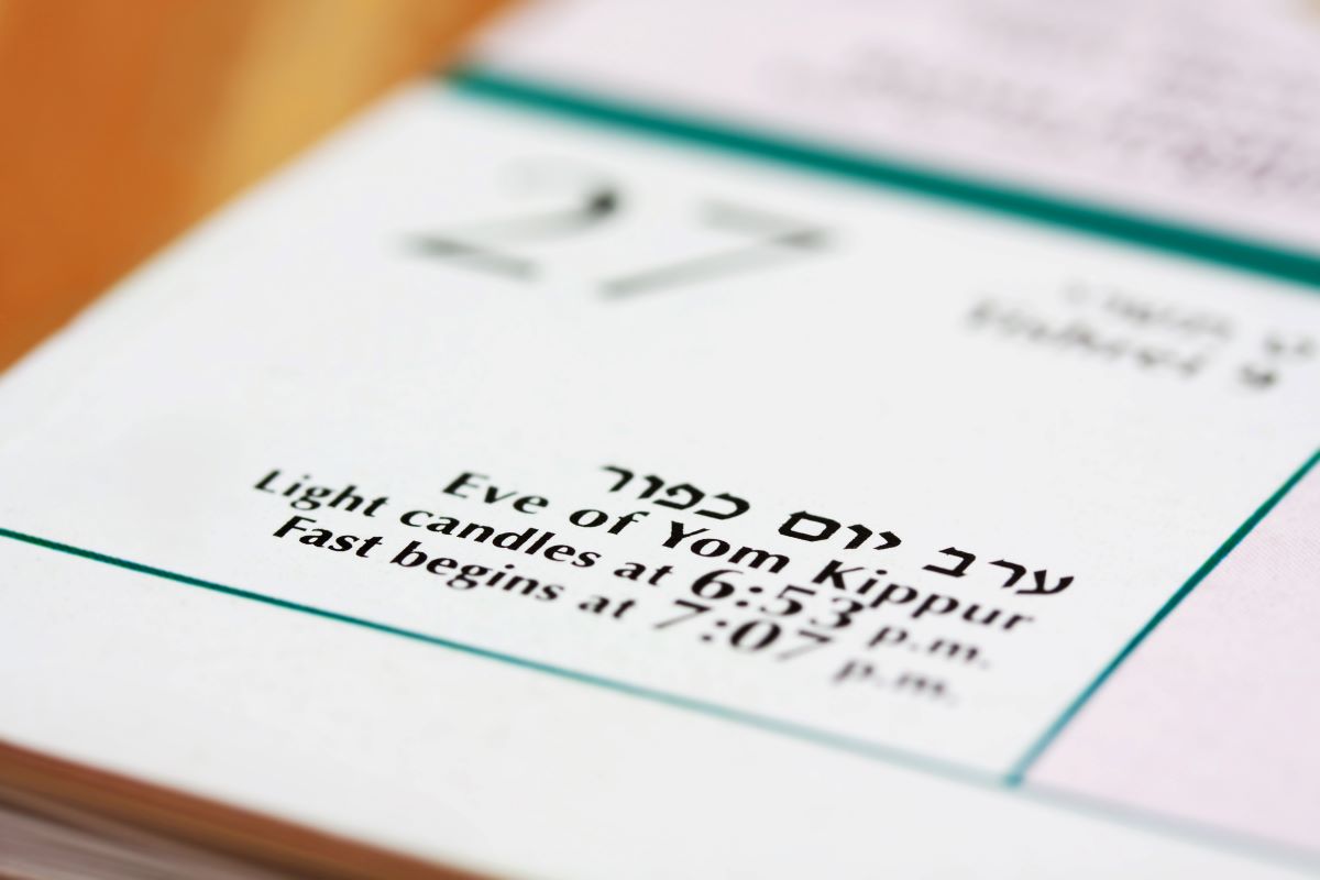 A close-up of one date on a calendar. It shows a date of “27” and the text below, “Eve of Yom Kippur. Light candles at 6:53 p.m. Fast begins at 7:07 p.m.”