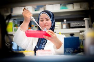 Esma Yerlikaya performs scientific research in a lab